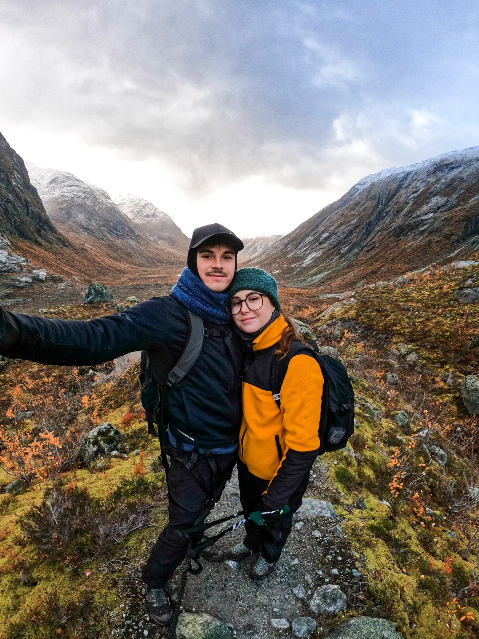 Anthony et Marion enlacés dans une vallée de montagne