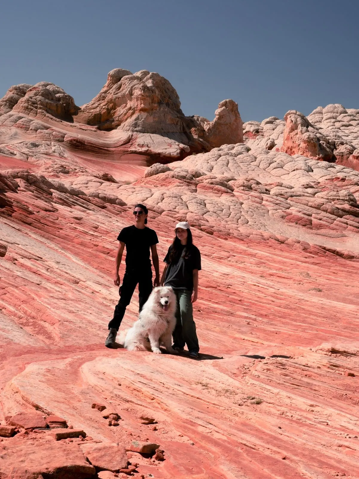 Anthony, Marion et Saiko dans le désert de roche rouge
