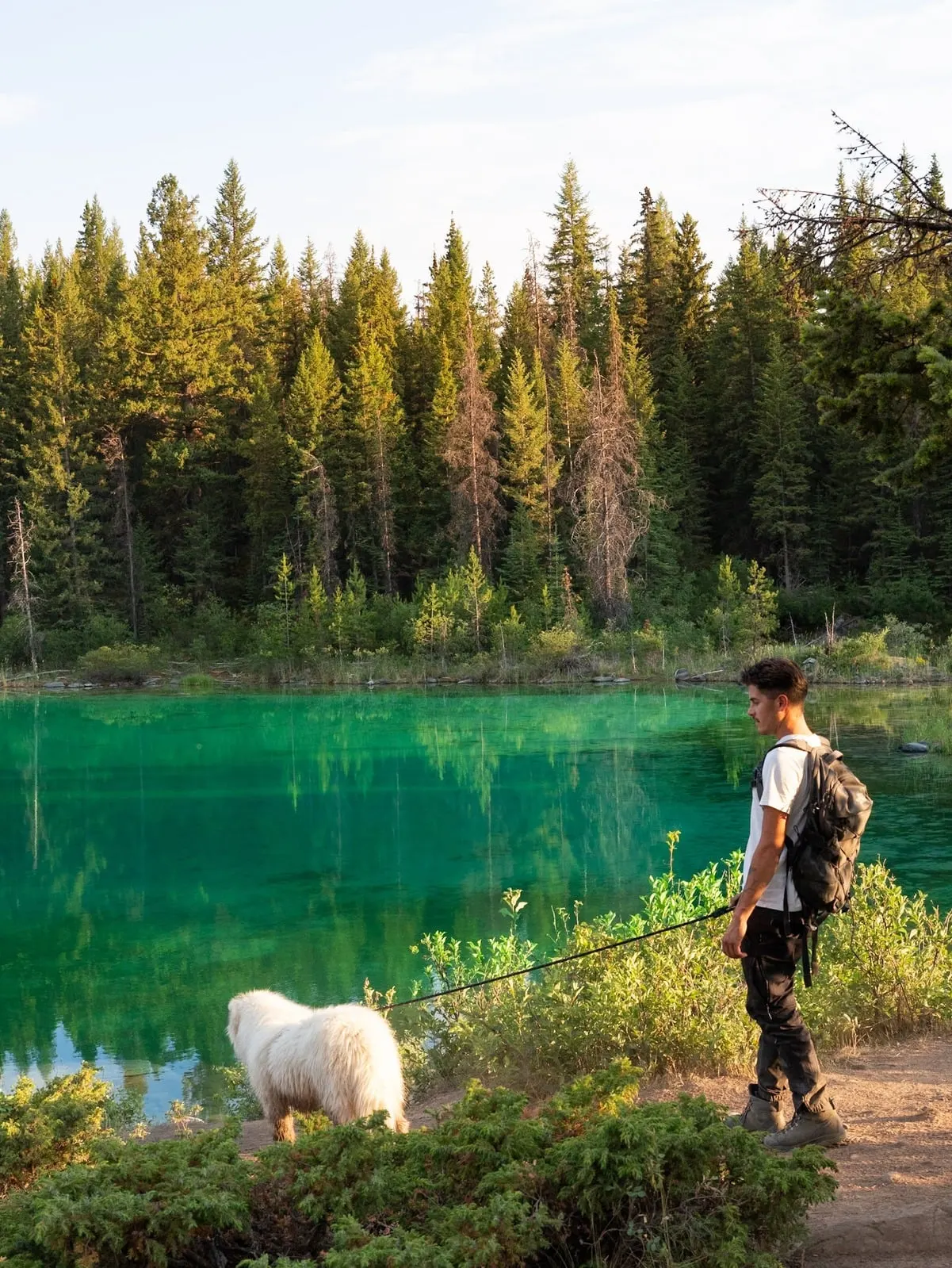 Anthony et Saiko au bord d’un lac émeraude