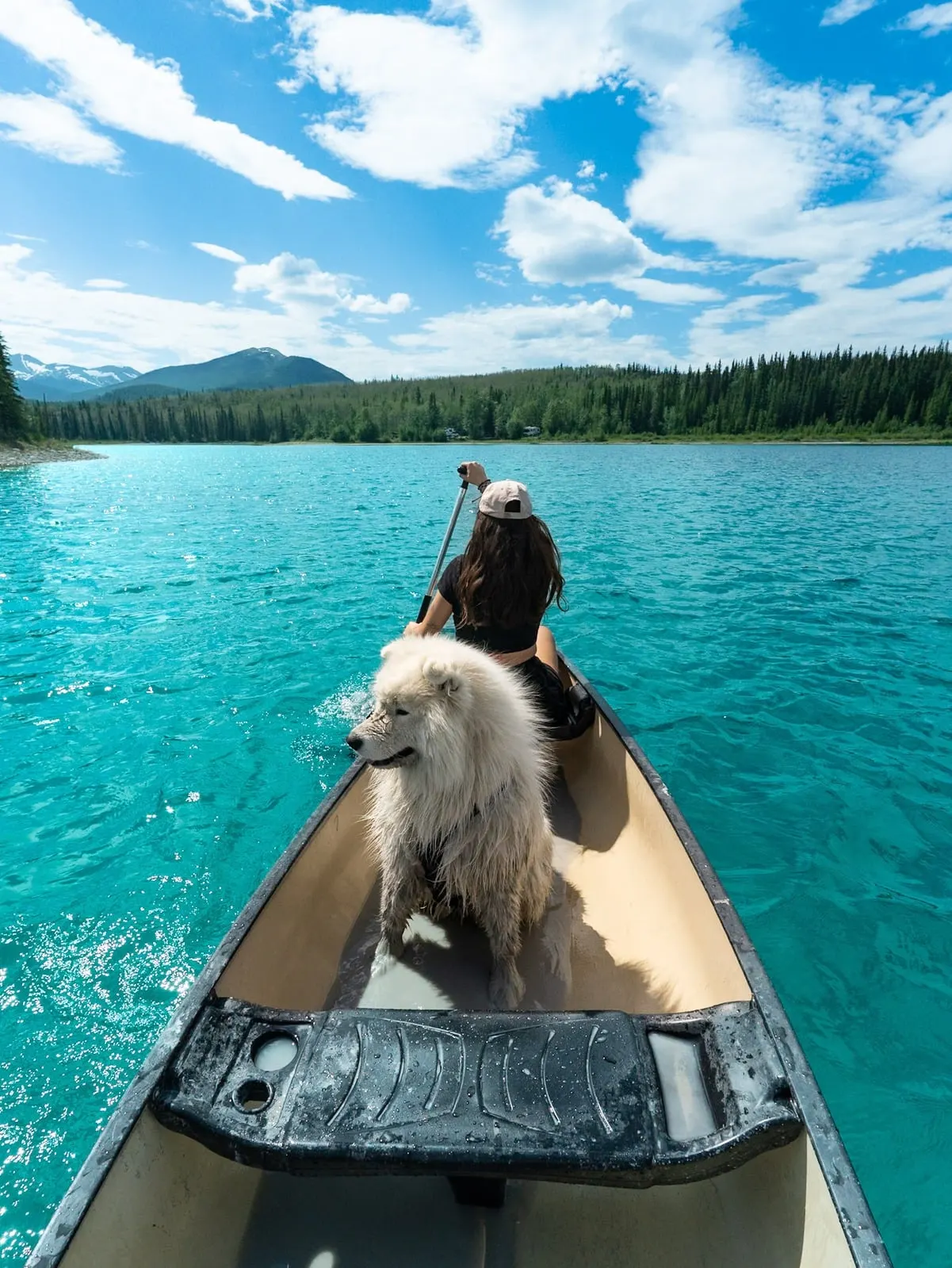 Saiko et Marion en canoë sur un lac turquoise